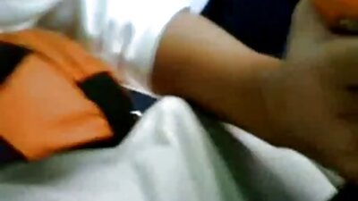 Las lesbianas en la mesa acarician y masturban los coños, además de lamer los pies. videos de cerdas