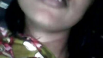 Una joven cerdas videos hd morena bronceada con una figura tonificada se masturba el coño.