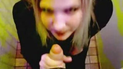 Joven morena flexible abre su cerdas xxx español coño y posa.