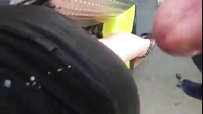 Una joven le porn cerdas lame el ano a un hombre y le mete una larga polla.