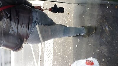 Un mamadascerdas dúo lésbico suave se divierte lamiendo la vagina en el baño.