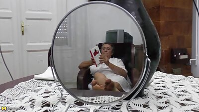 Joven perra delgada meando en un vaso y masturbándose xxx cerda su coño en el coche.