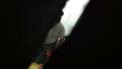 El tipo se corre en las cerdas xxx las tetas grandes de la rubia después de follar en caliente.