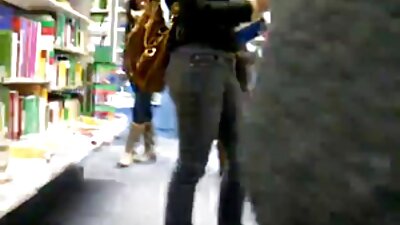 La pelea lésbica entre una mujer blanca y una mujer cerdas pornografía negra continuó con una cogida con strapon.