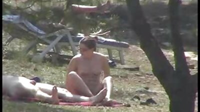 Una chica joven con un coño peludo folla cerdasxxx con un hombre en el culo.