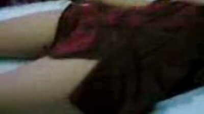Los chicos se follan a una chica lujosa cerdas xxx en dos agujeros, y ella no se cansa de sus miembros.