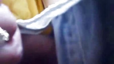 Mujer bonita con medias rojas con su amiga participa en una orgía. videos de cerdas maduras
