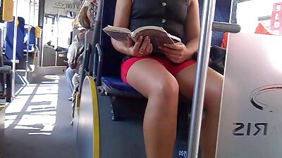 Después del sexo, una chica joven se pone las tetas para el esperma del chico. cerdas videos hd